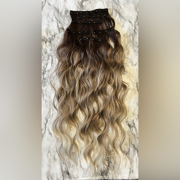 Balayage ashy Blonde Wavy hair Clip in extensions - Human blend - Picture 7 of 7